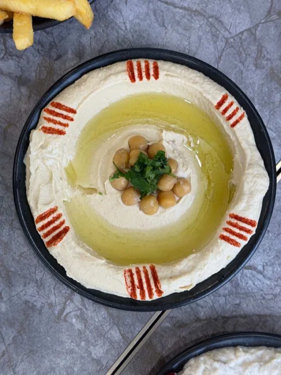 Prato raso de homus decorado com grão-de-bico e azeite