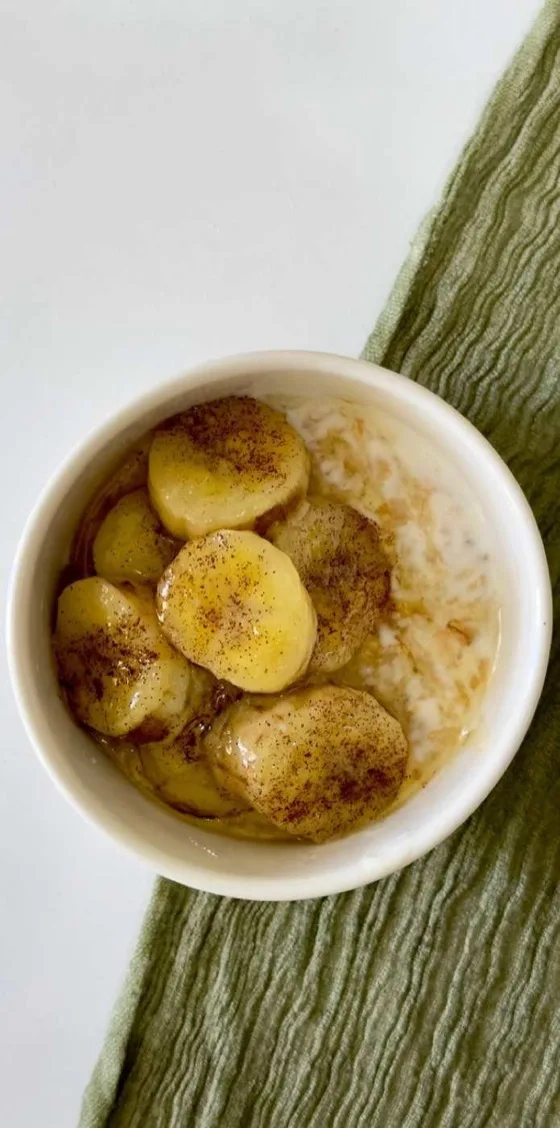 Tigela de mingau cremoso com rodelas de banana e canela