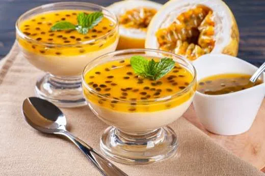 Taças de mousse de maracujá com hortelã e maracujá fresco ao lado