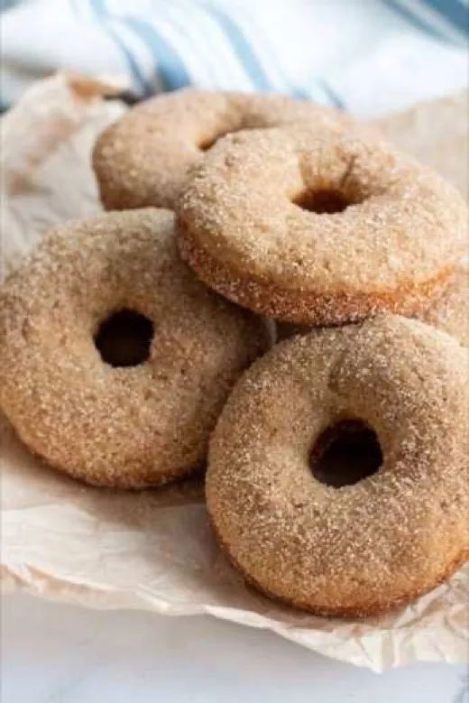 Donuts de aveia e chia polvilhados com açúcar e canela