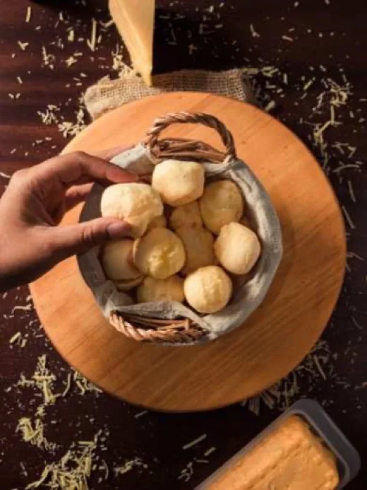 Pão de queijo caseiro servido em tigela de barro